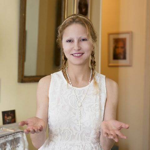 Véronique Lévy en robe blanche